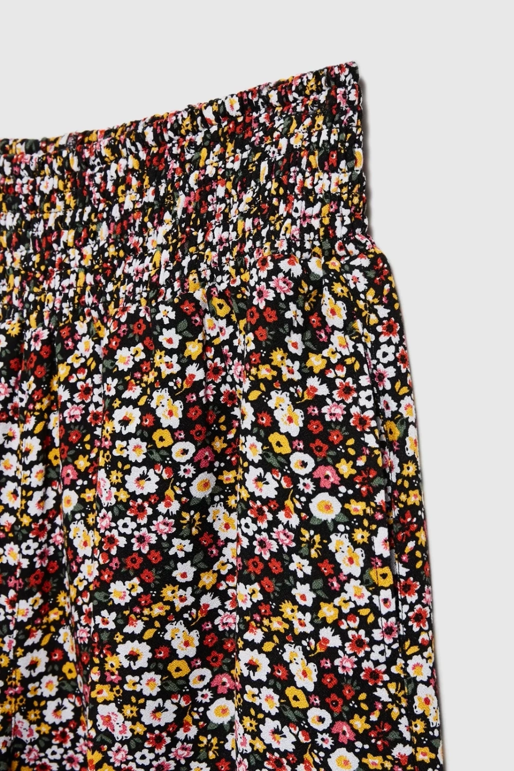 Women&#039;s shorts with floral pattern MOODO - black