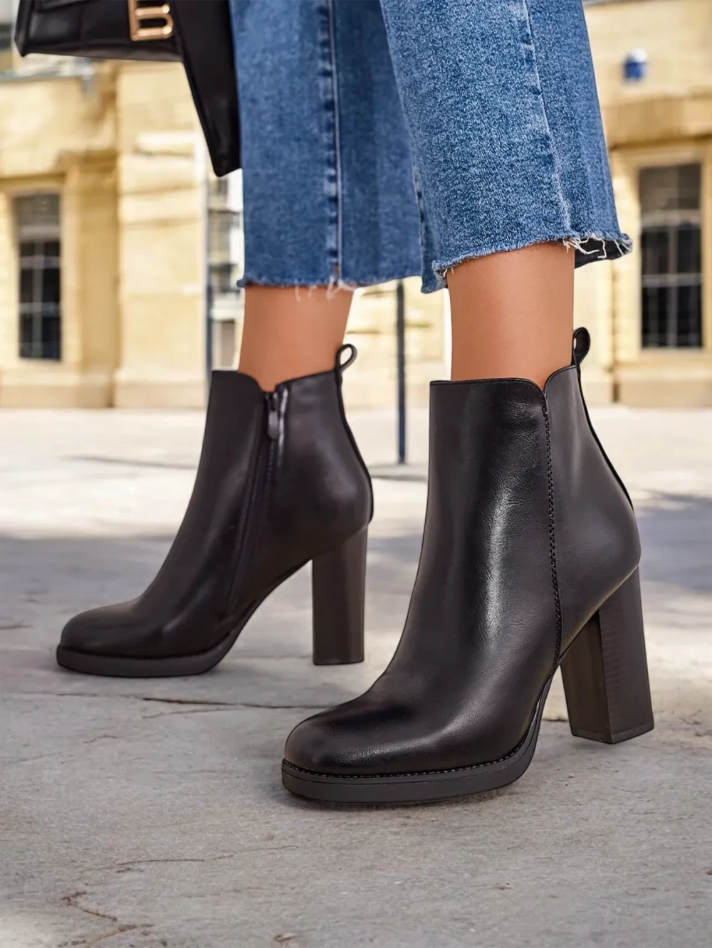 Resti Women&#039;s ankle boots on a post Erozi