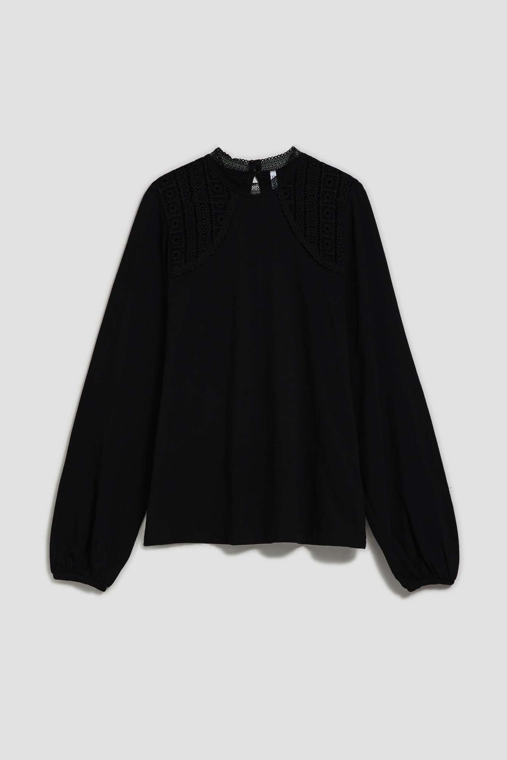 Blouse with decorative lace