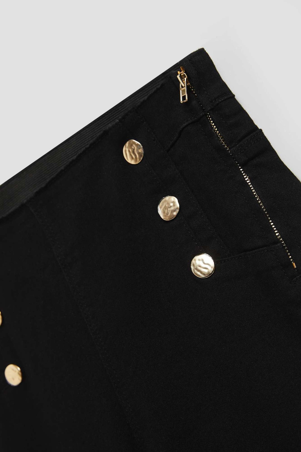 Jeans with decorative buttons