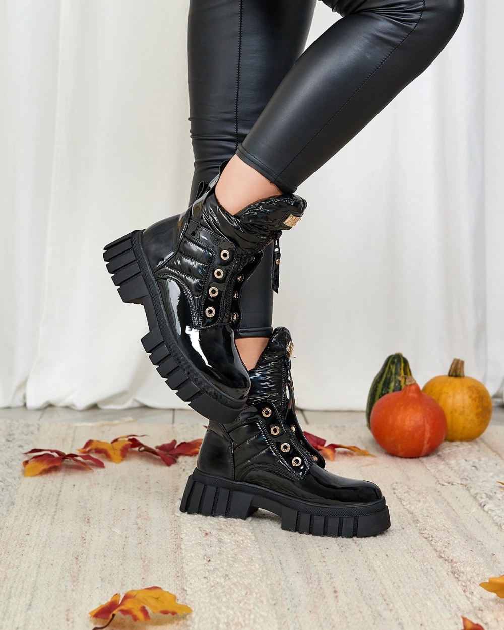 Resti Women&#039;s lacquered boots in black Selilka