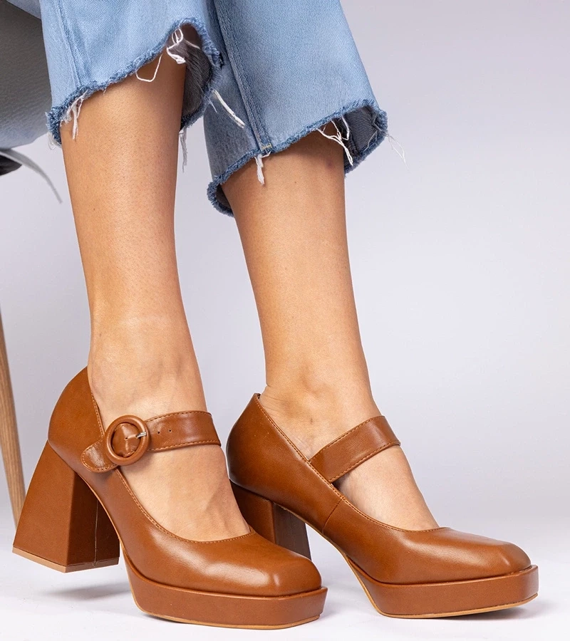marka niezdefiniowana Brown square-toe pumps with a buckle Katherin