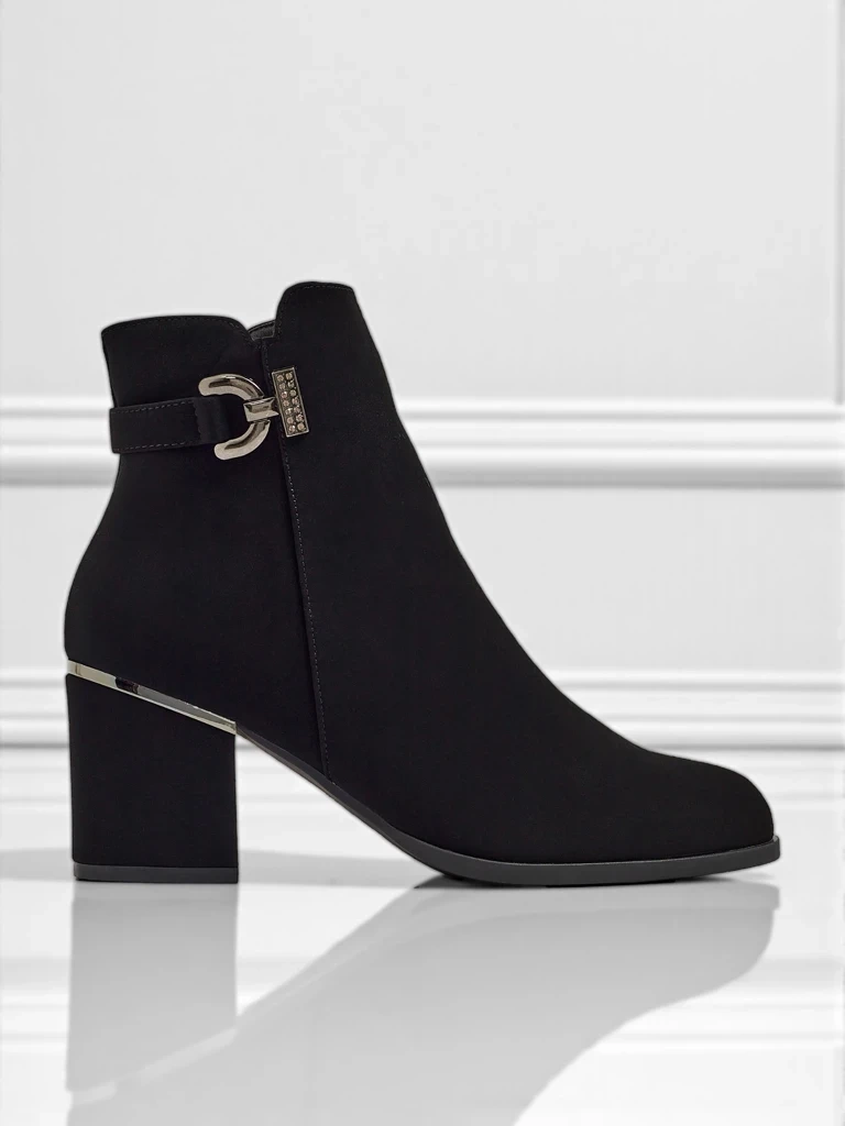 Čierne členkové topánky na podpätku