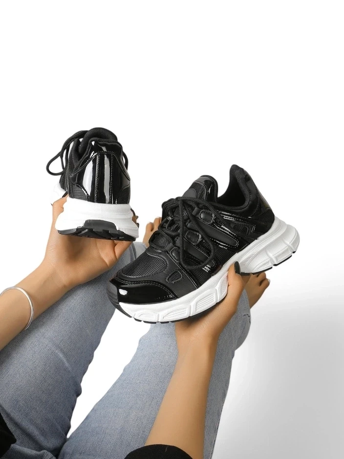 Resti Women&#039;s sporty sneakers on a thicker sole Loness