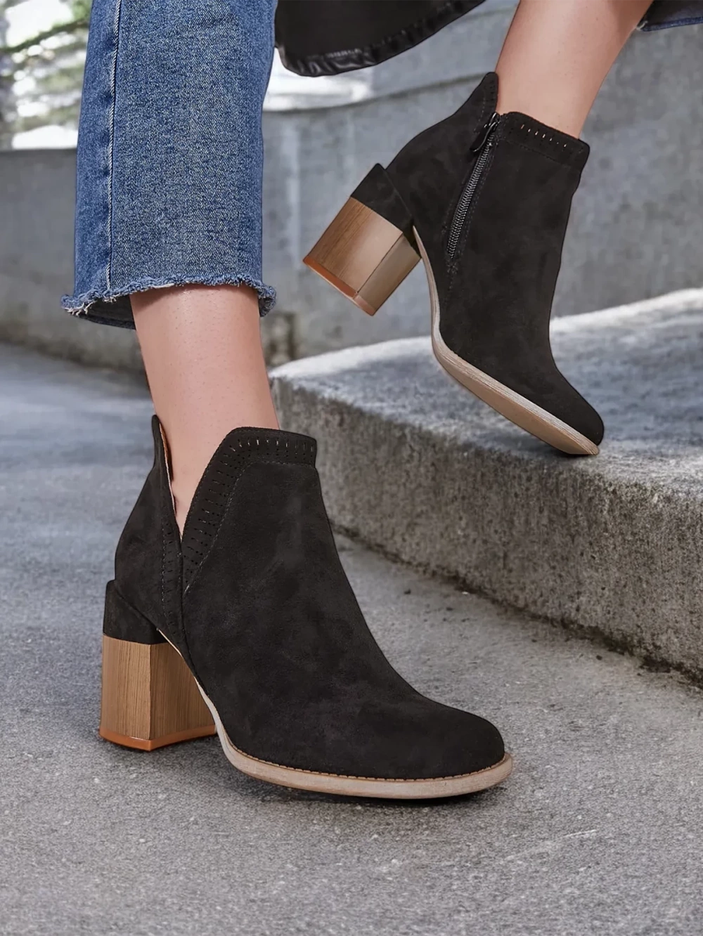 Resti Women's ankle boots on a post Vettot