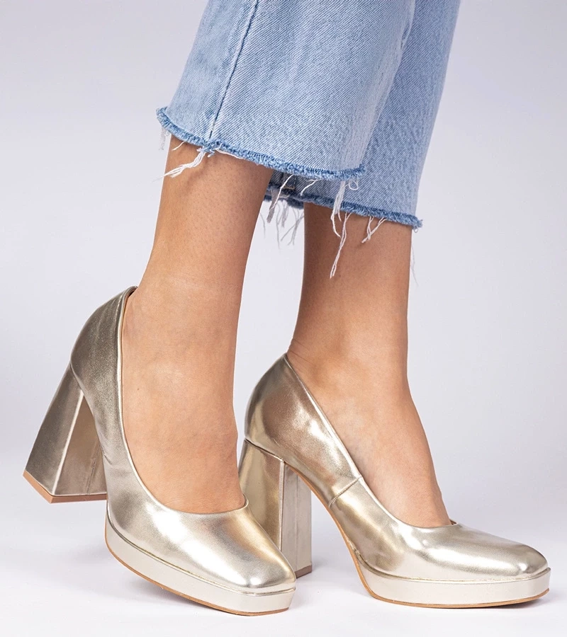 marka niezdefiniowana Gold square-toe pumps on a massive heel Irenois