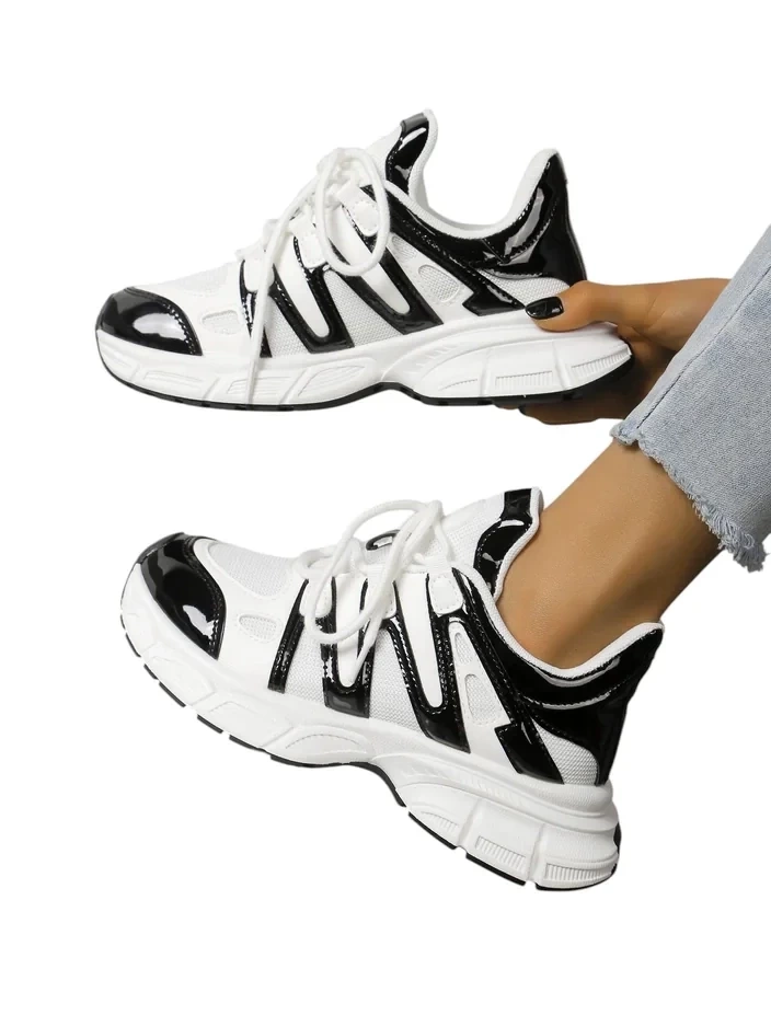 Resti Women's sporty sneakers on a thicker sole Loness