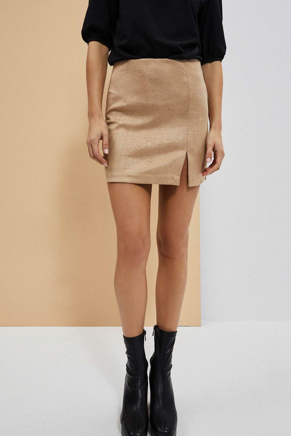 Mini skirt with slit