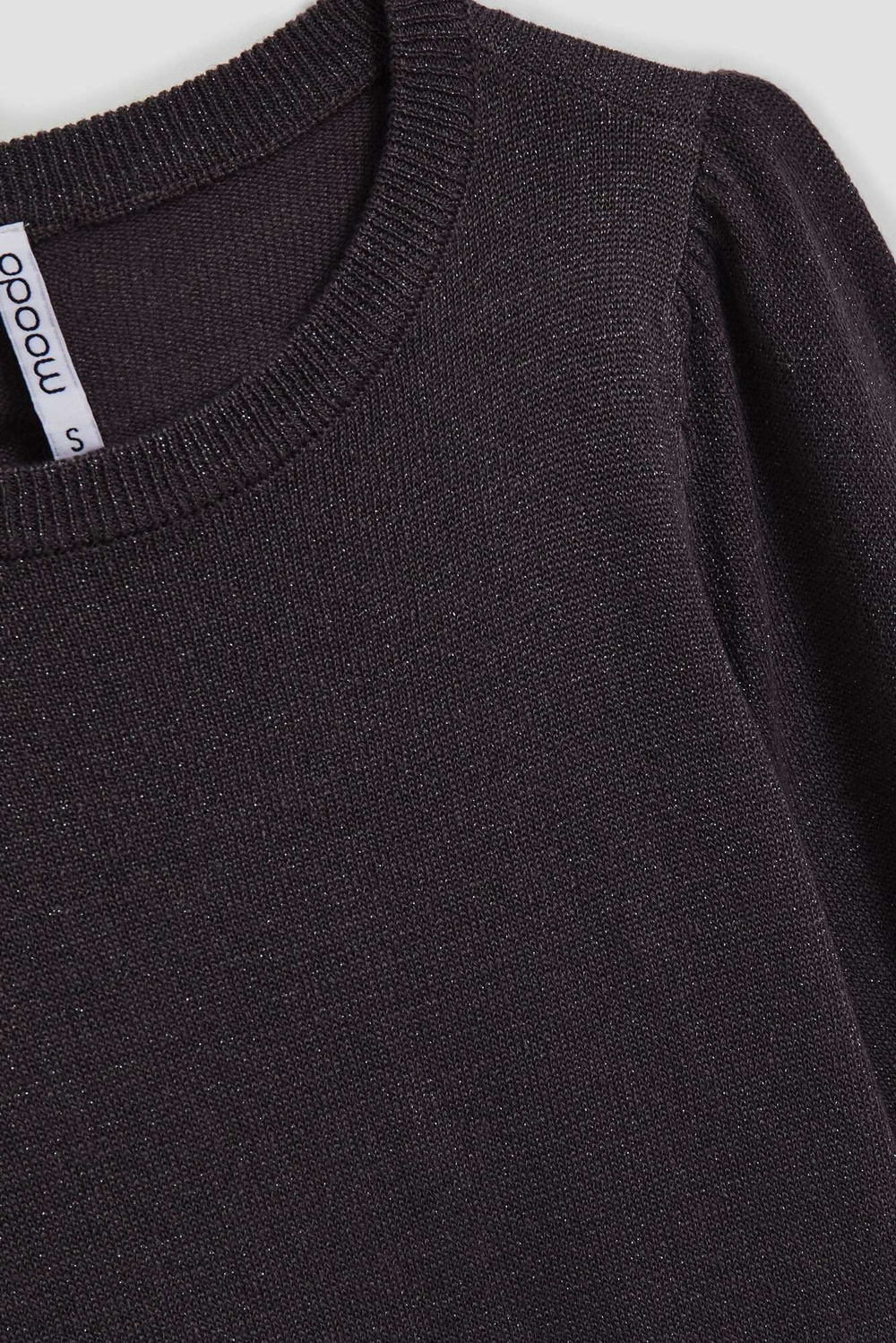 Sweater with puff sleeves and metal thread