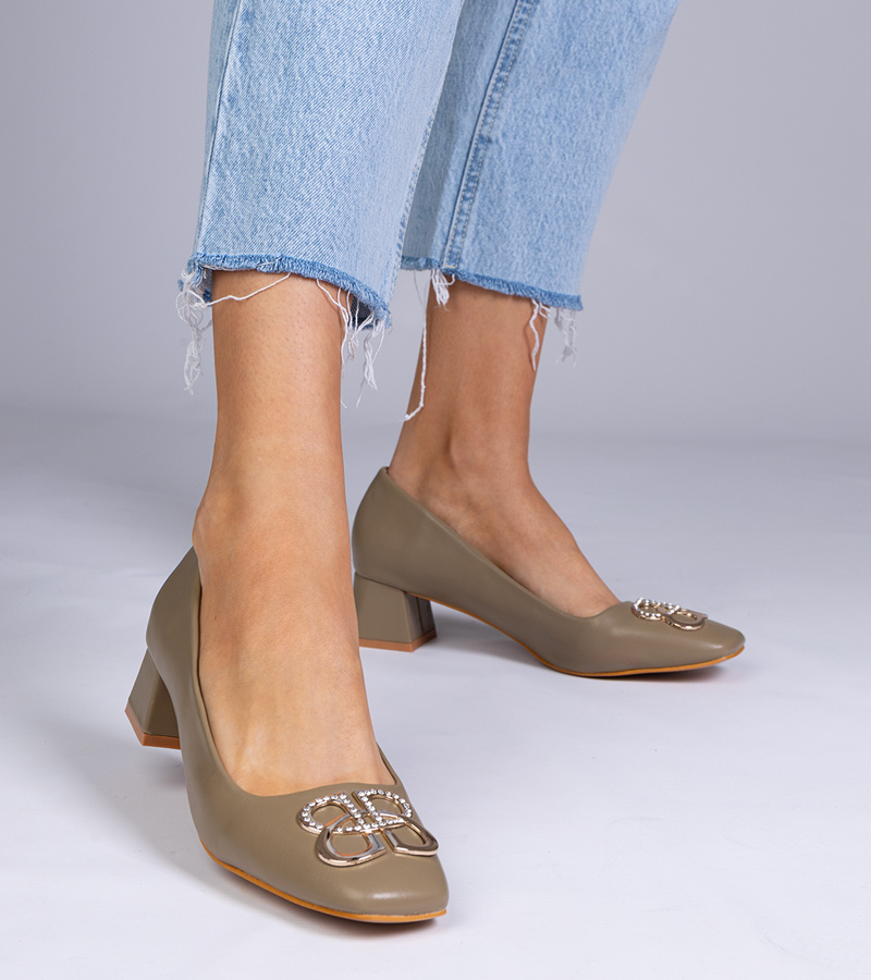 marka niezdefiniowana Green low heel pumps with rhinestones Cahes