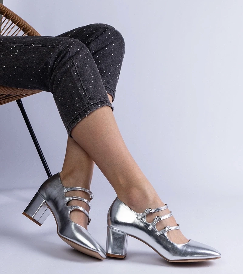 Gemre Izida pantofi argintii cu toc gros și catarame decorative
