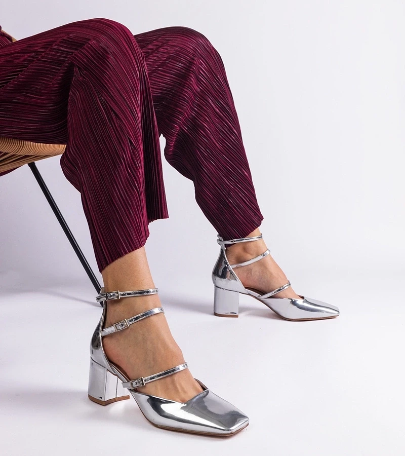 Gemre Pantofi argintii lacuiți pe toc gros cu catarame Kamola