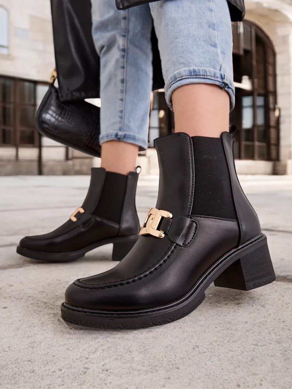 Resti Women's ankle boots on a low heel Ewios