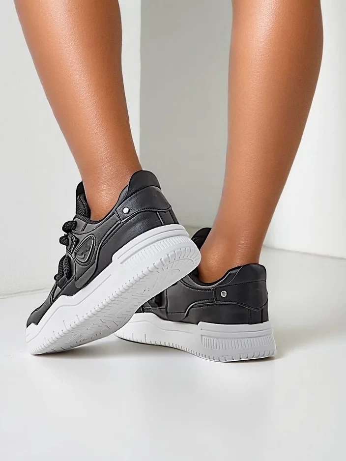 Resti Women's sporty sneakers on a thicker sole Uanes
