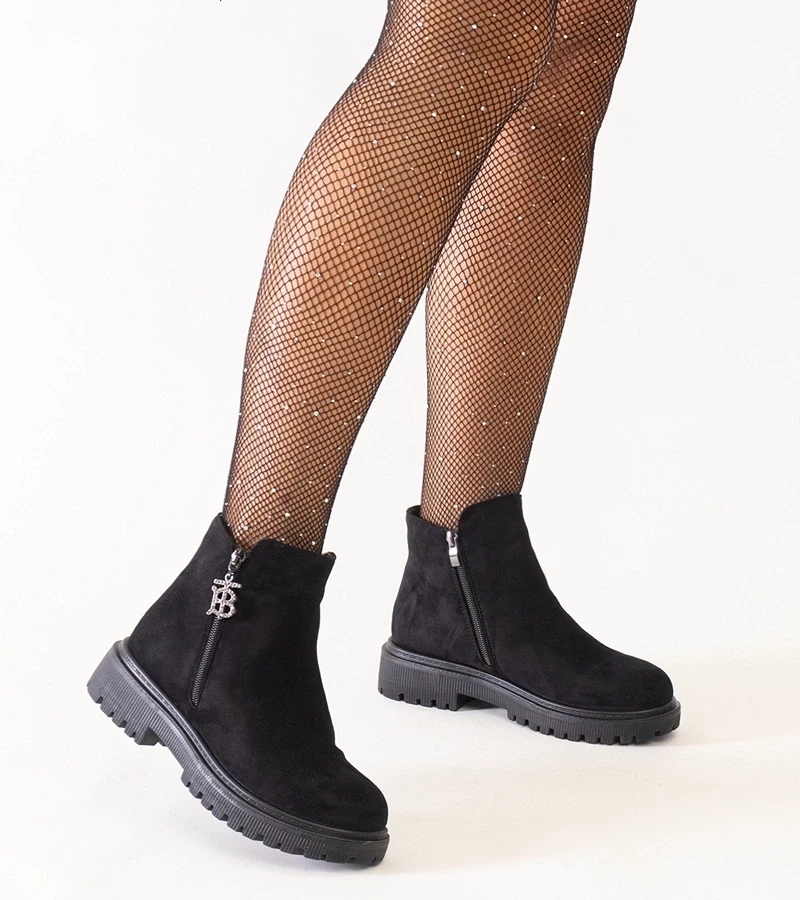 Gemre Botine negre cu un pandantiv decorativ pe platformă din ecologic suede Melane.