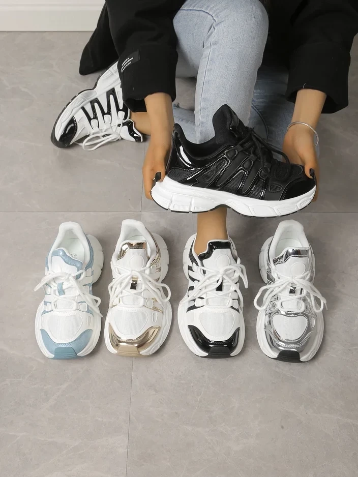 Resti Women's sporty sneakers on a thicker sole Loness