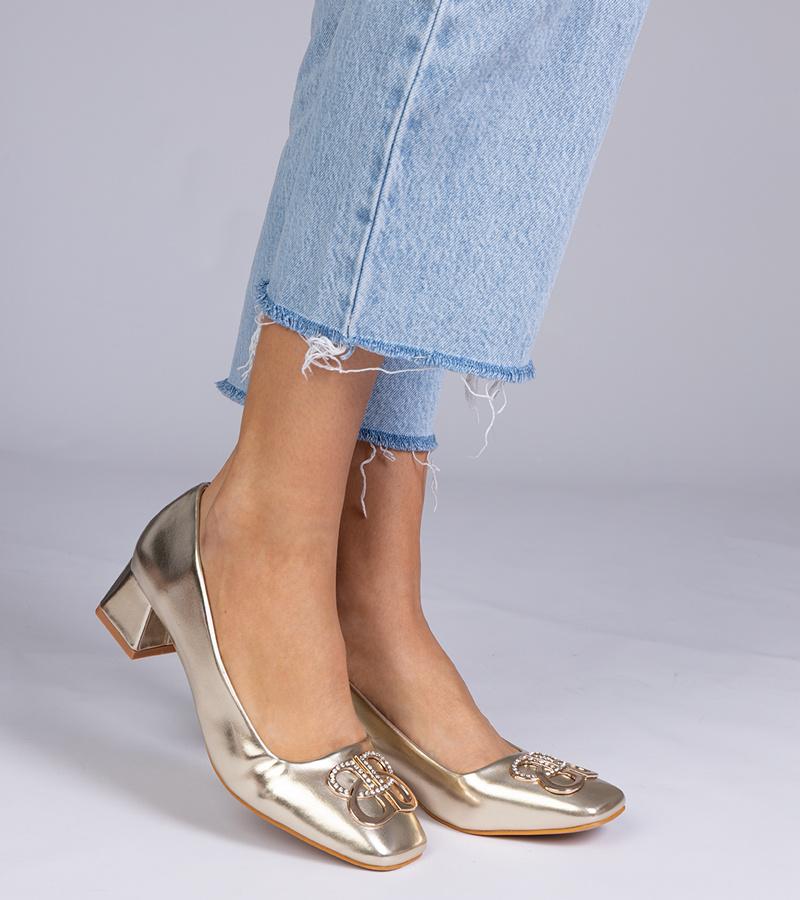 marka niezdefiniowana Gold low heel pumps with rhinestones Cahes