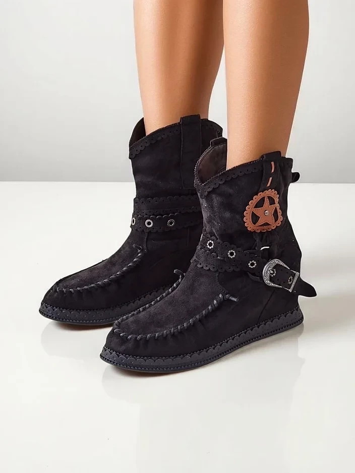 Resti Women&#039;s ankle boots on a low wedge Indianas