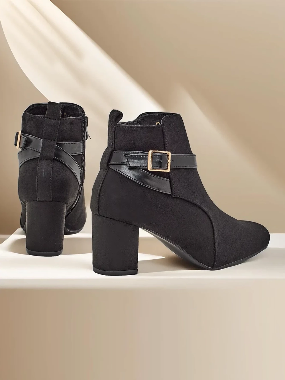 Resti Women's boots on a post Eloron