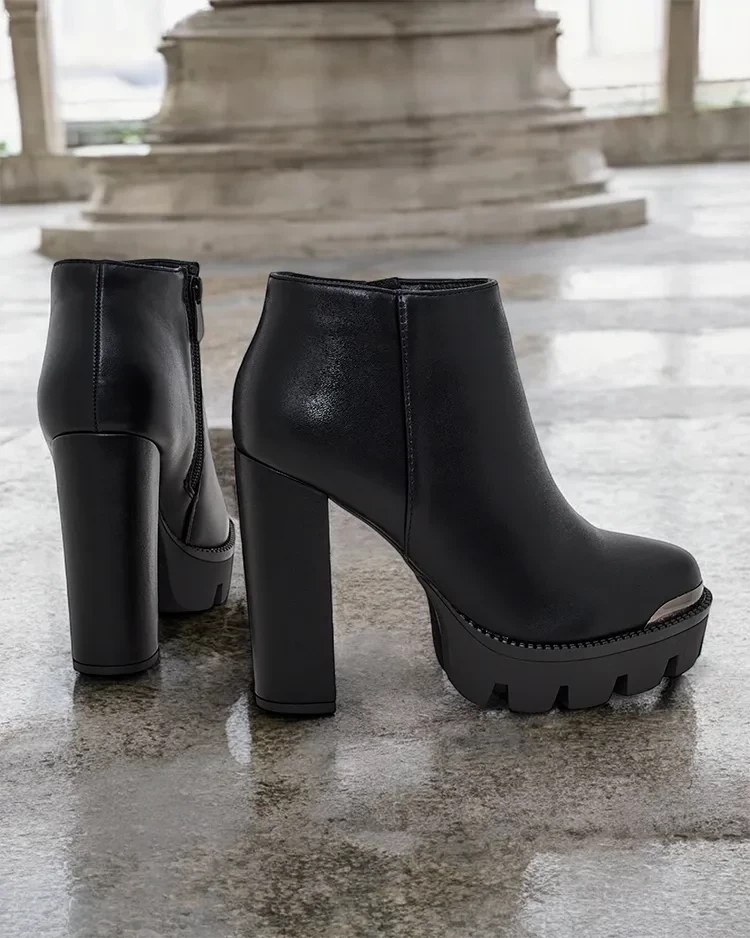 Resti Women's boots on a post Oveneb