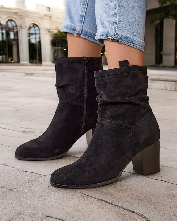 Resti Women&#039;s boots on a post Omiese