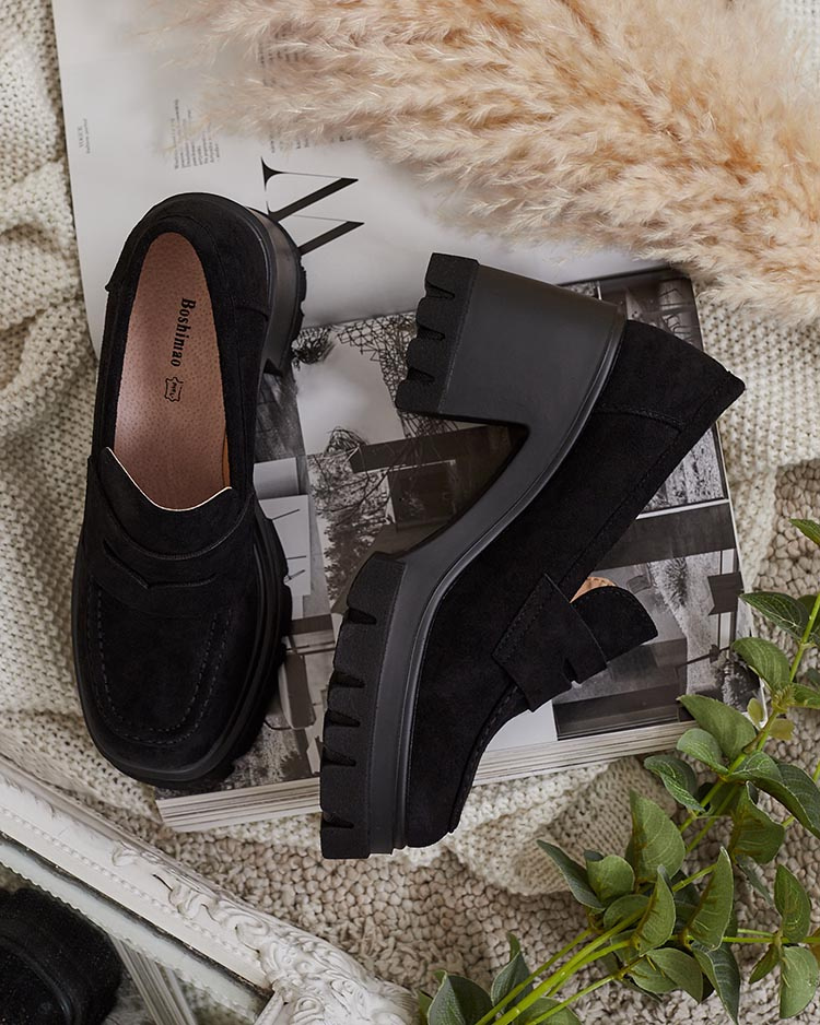 Resti Women's moccasins on a post Narvoti