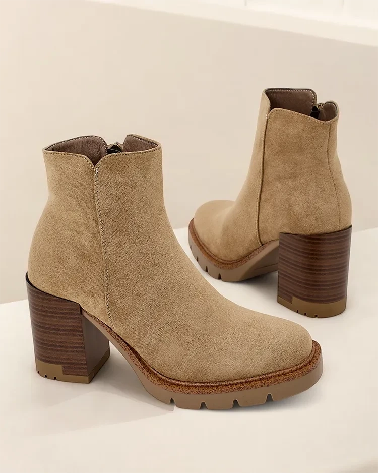 Resti Ladies ankle boots on a post Mribo