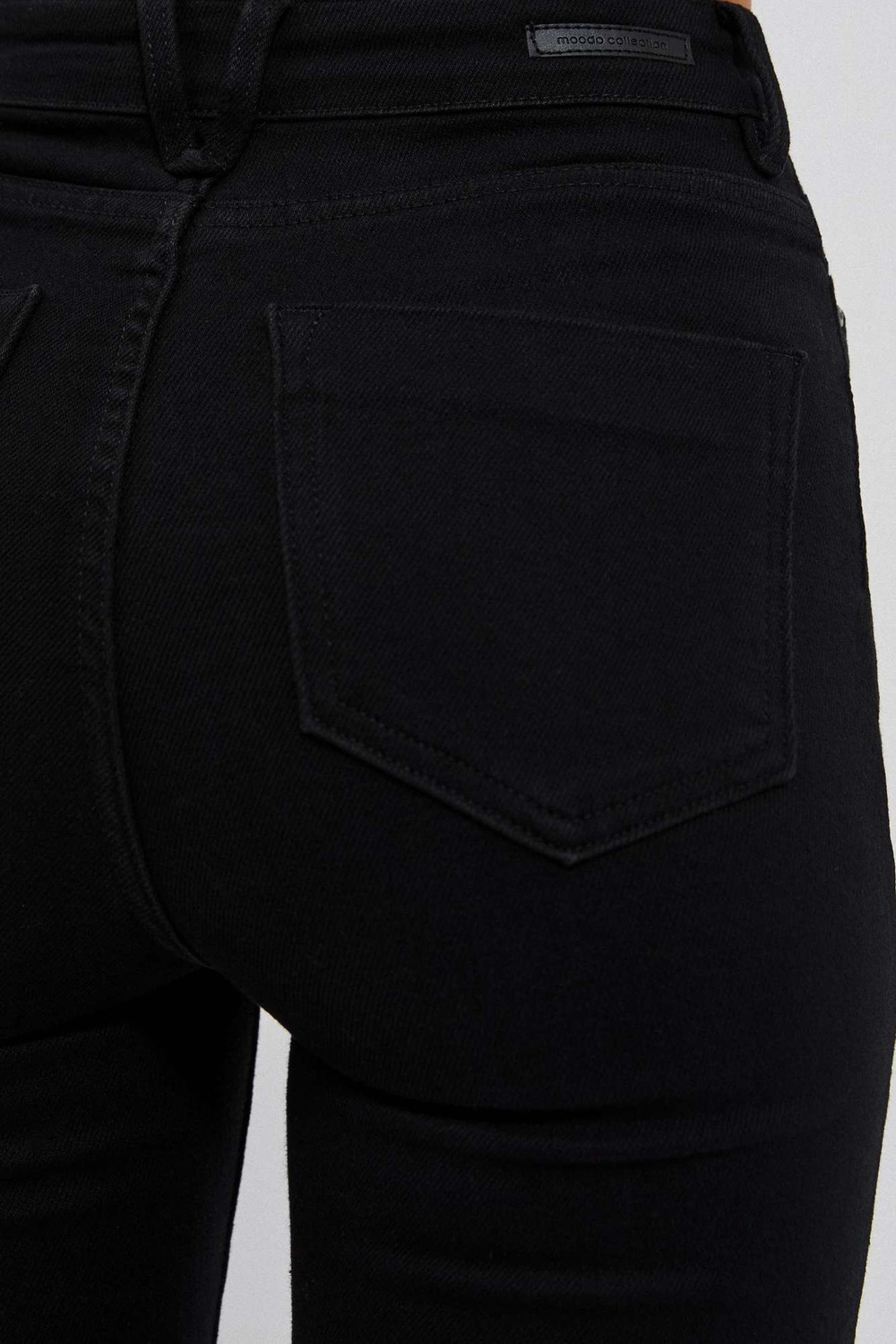 Slim fit jeans with frayed legs