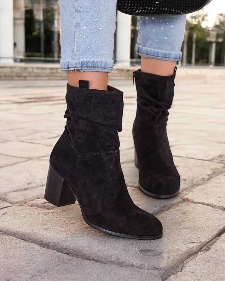 Resti Women&#039;s boots on a post Omiese