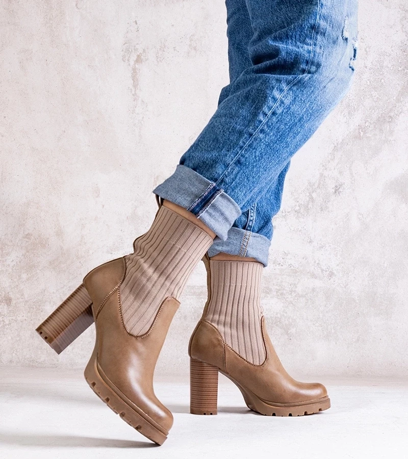 Gemre Botinele bej închis cu toc gros din piele ecologică Asera.