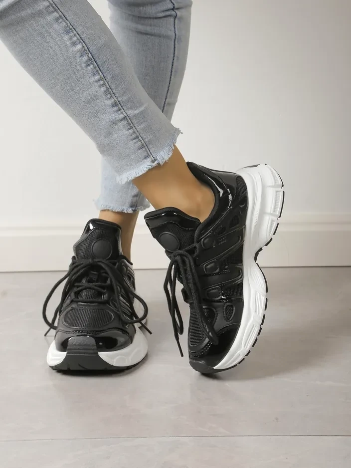 Resti Women&#039;s sporty sneakers on a thicker sole Loness