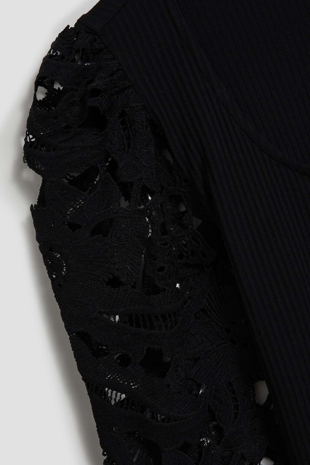 Blouse with lace sleeves