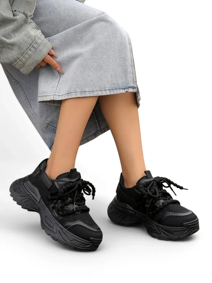 Resti Women's sporty sneakers on a thicker sole Loness