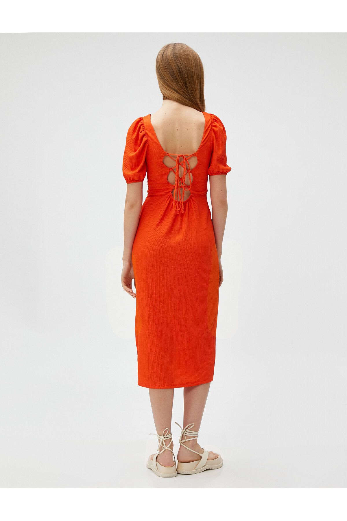 Rochie midi Koton cu mâneci balon și decolteu pătrat cu șliț.