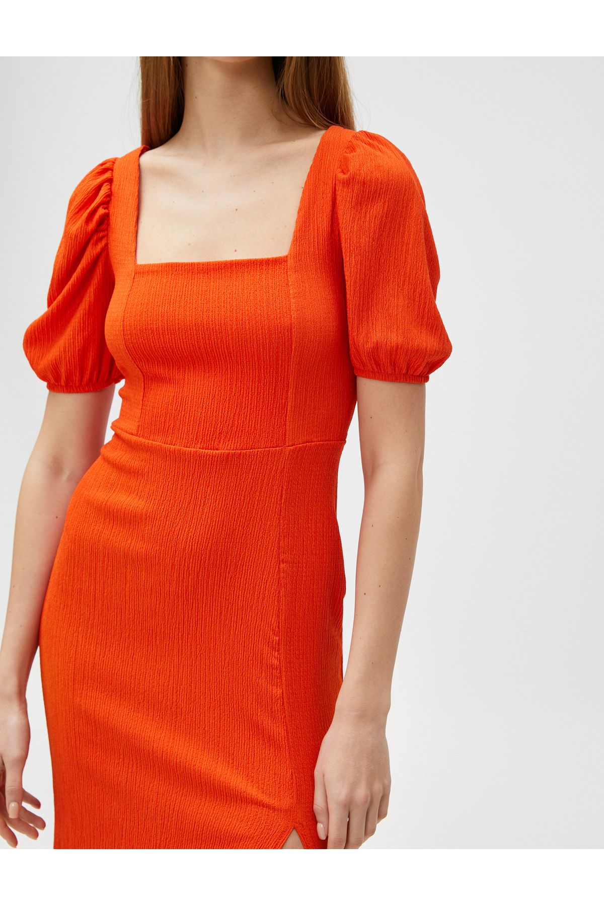 Rochie midi Koton cu mâneci balon și decolteu pătrat cu șliț.