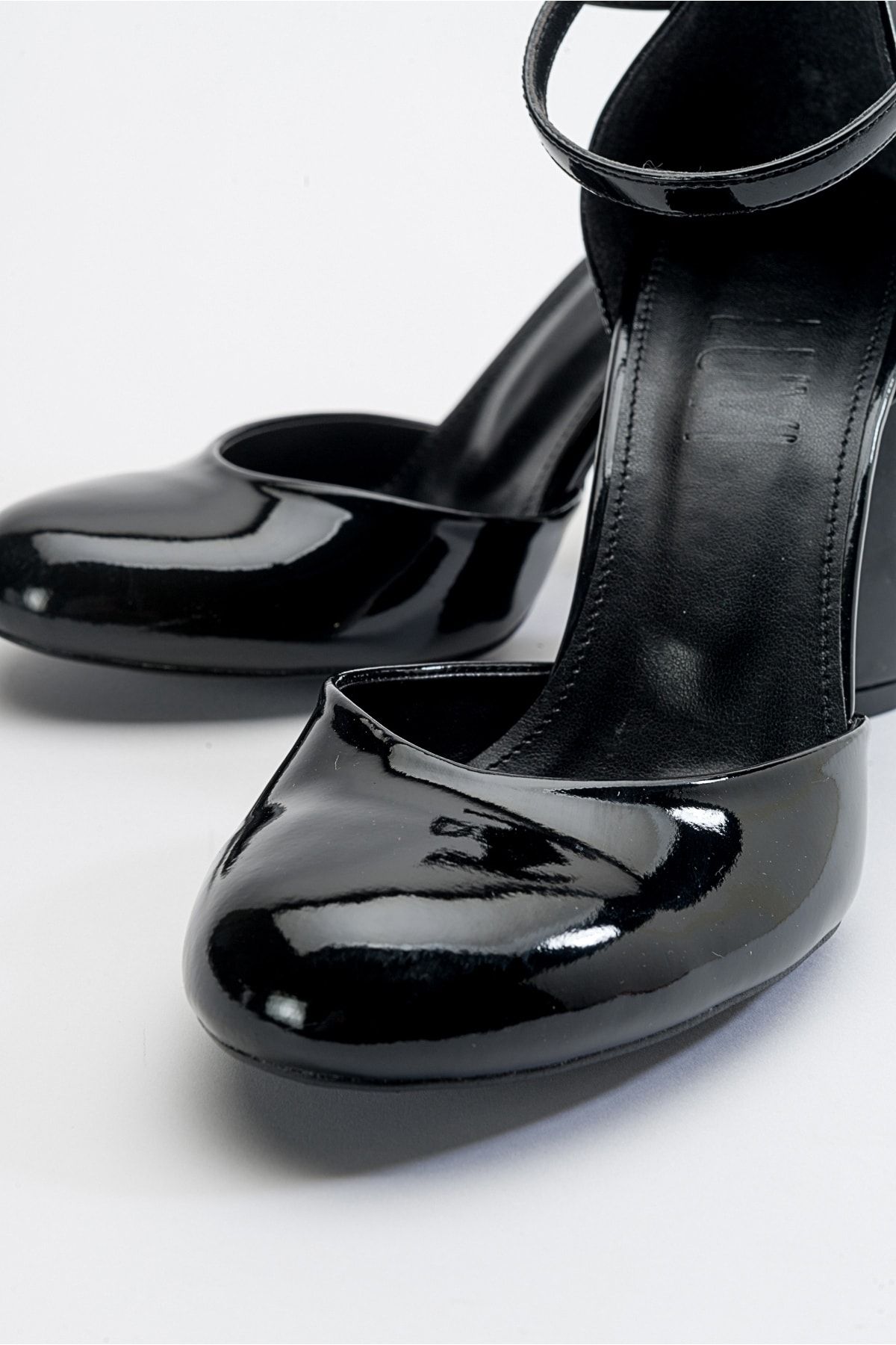 Pantofi cu toc negri din piele lăcuită LuviShoes Oslo