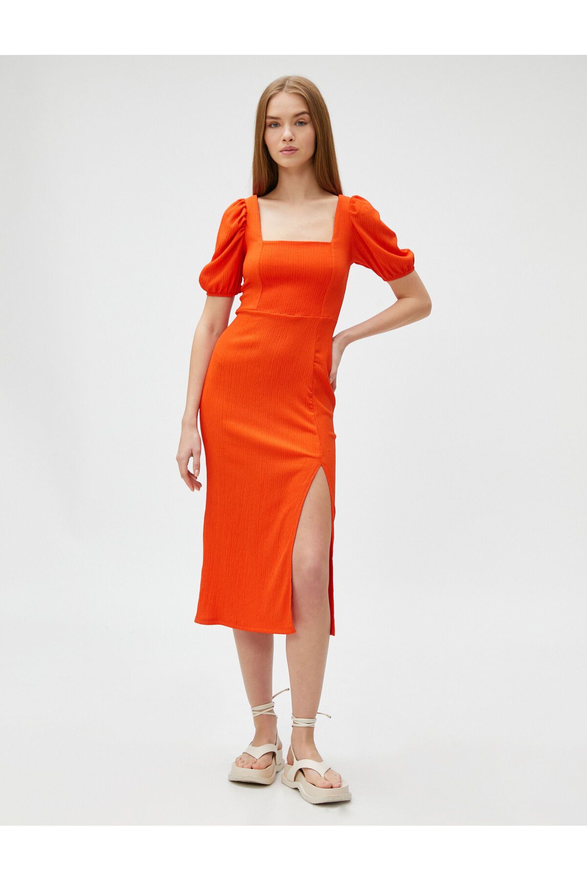 Rochie midi Koton cu mâneci balon și decolteu pătrat cu șliț.