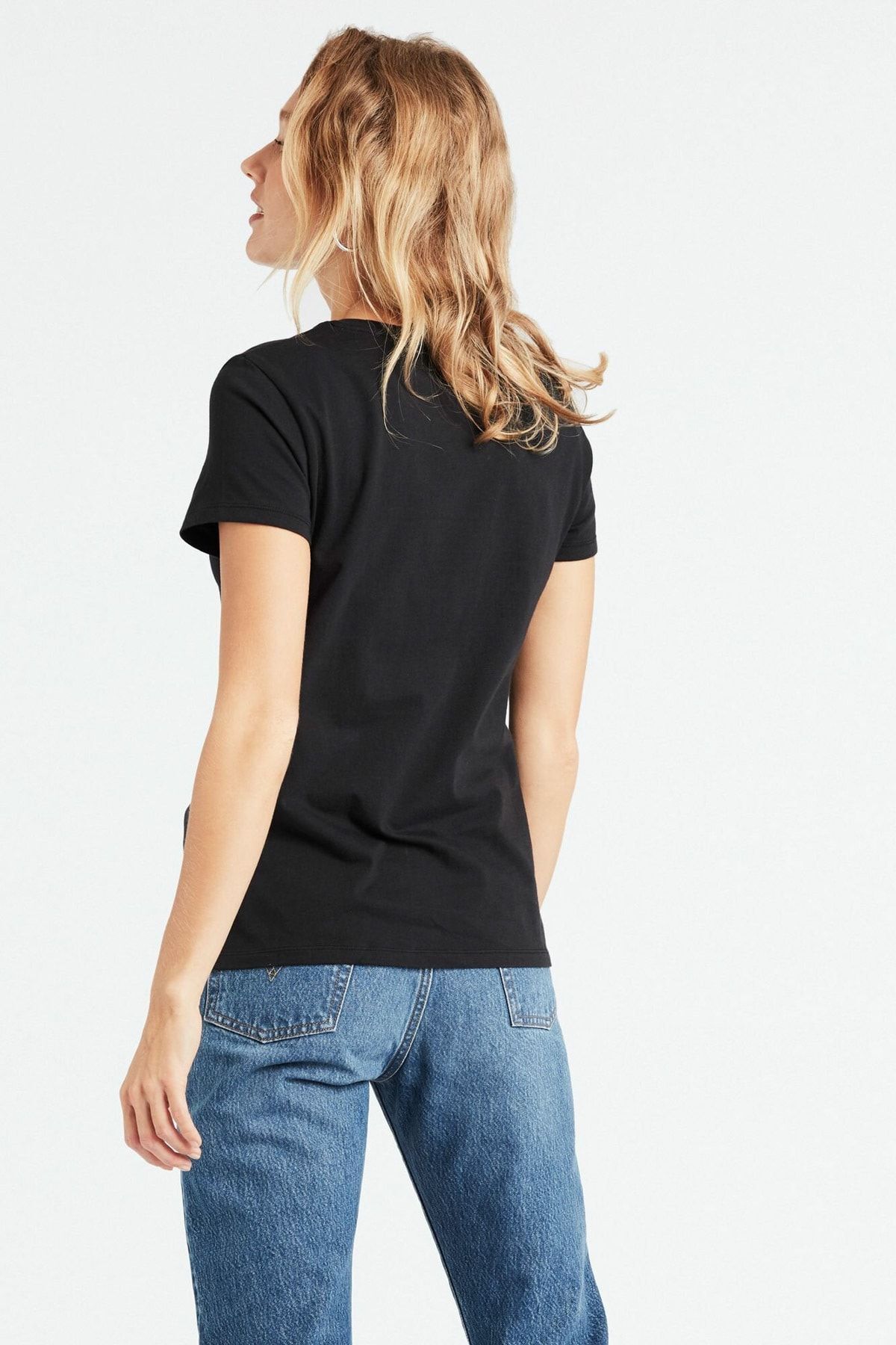 Black women's basic t-shirt with Levi's application®