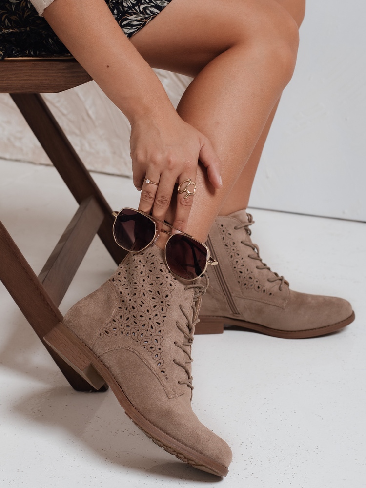 Ghete cu șireturi pentru femei