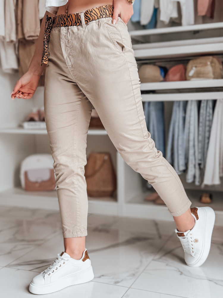 Spodnie damskie casualowe z paskiem MADELINA ciemnobeżowe Dstreet