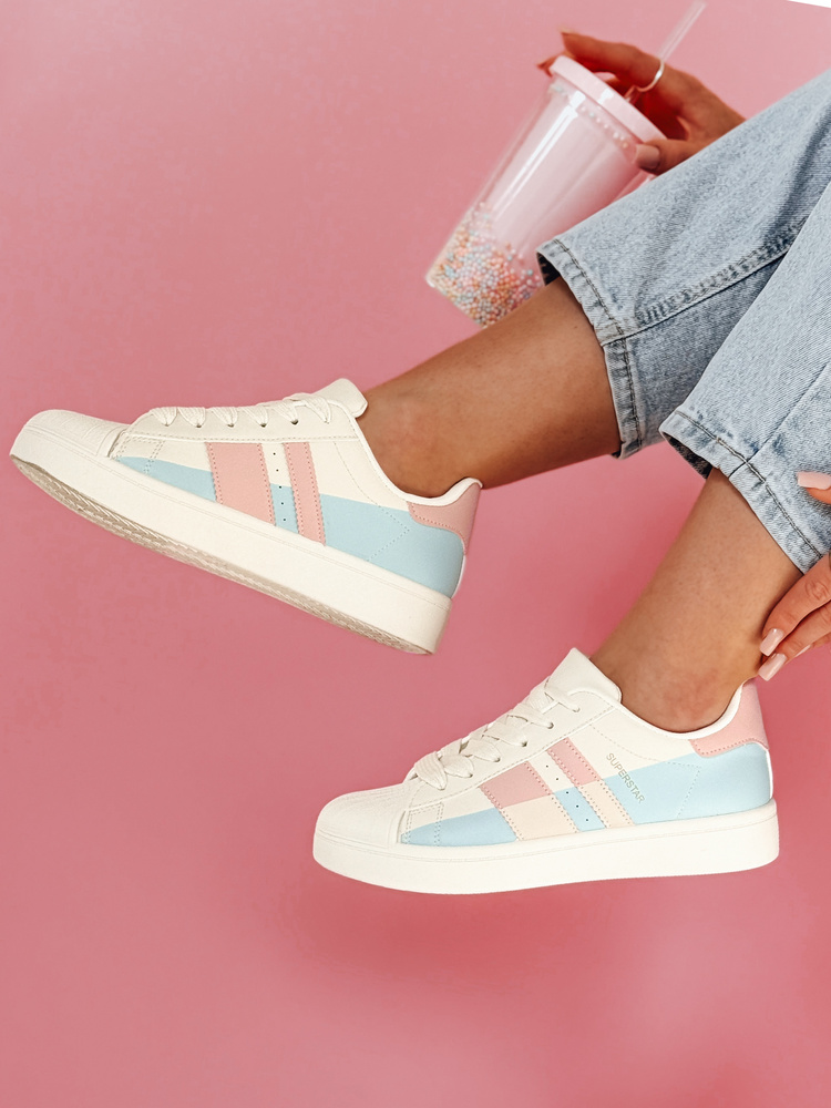 Teniși de damă pe platforma JUNOMI