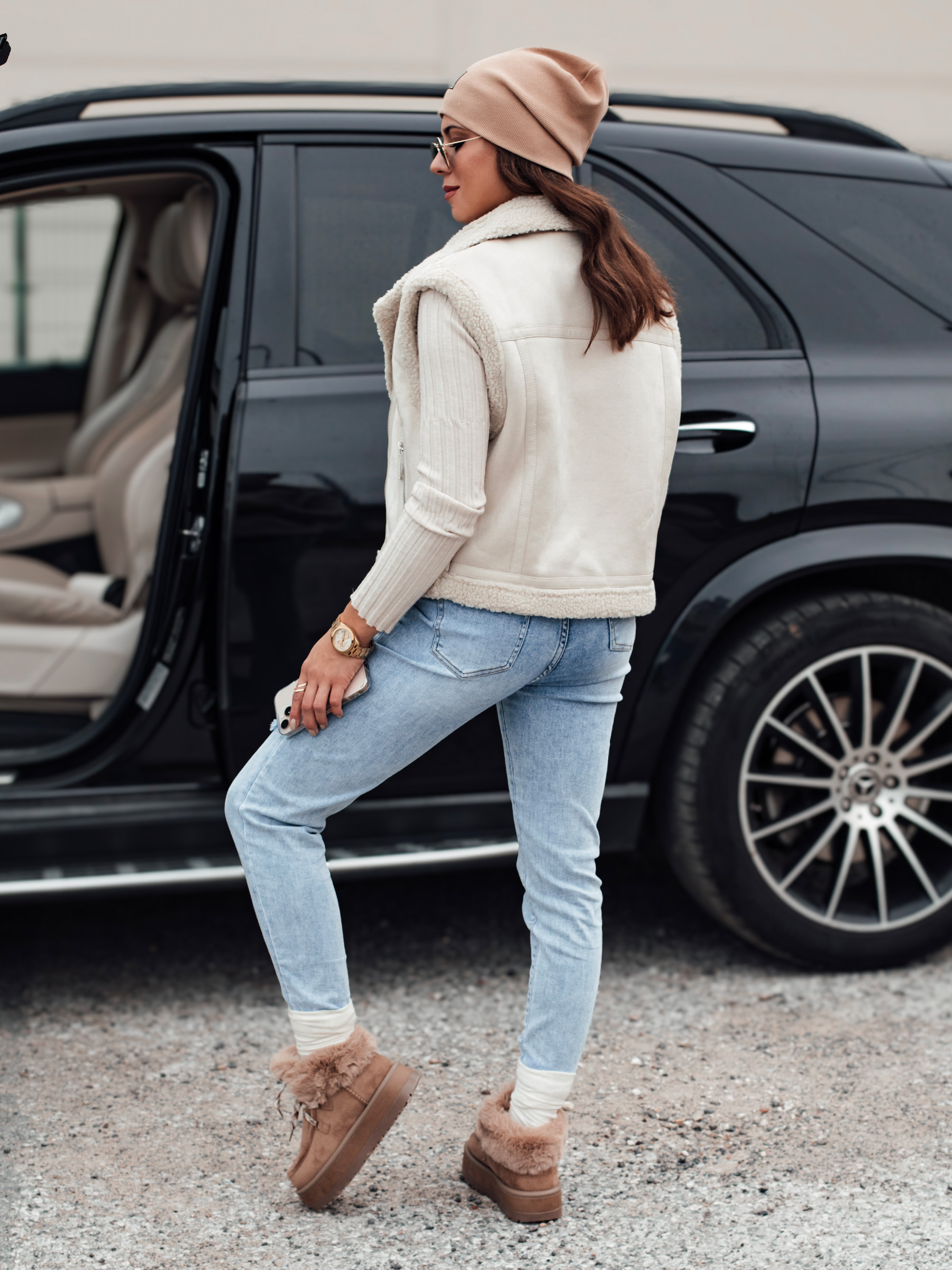 Vestă de damă din piele întoarsă cu garnitură de blană