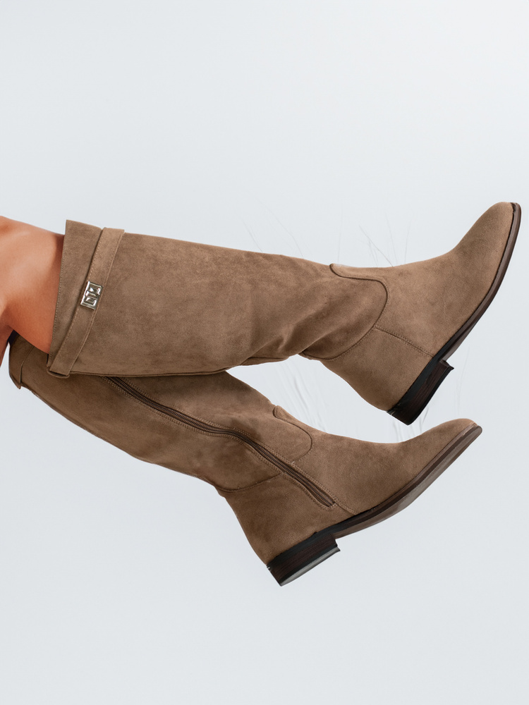 Kozaki damskie zamszowe na niskim obcasie beżowe Dstreet