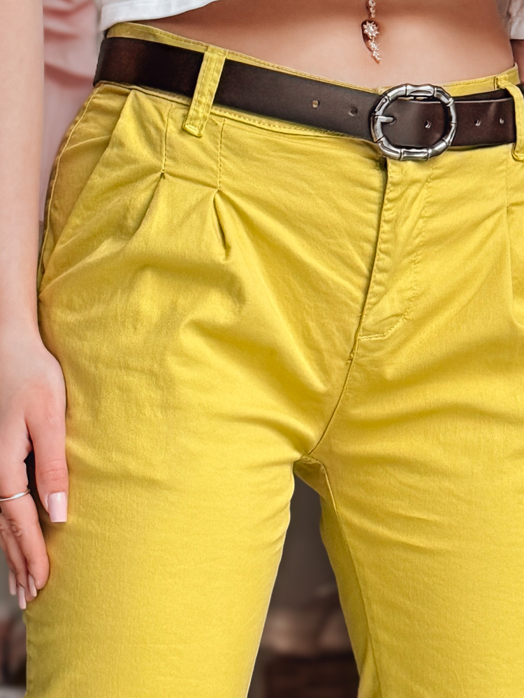 Pantaloni chino de damă MODELA cu curea, muștar