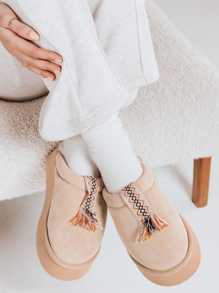 Dámske papuče s ozdobnými strapcami