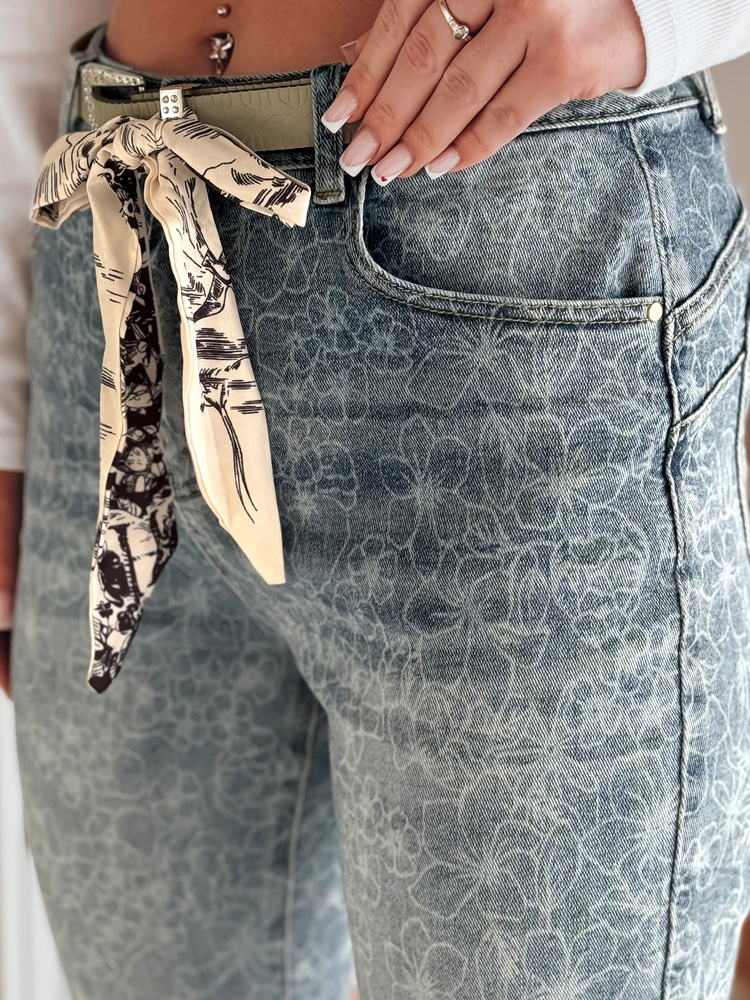 Spodnie damskie jeansowe slim fit z paskiem FLORAJIN niebieskie Dstreet