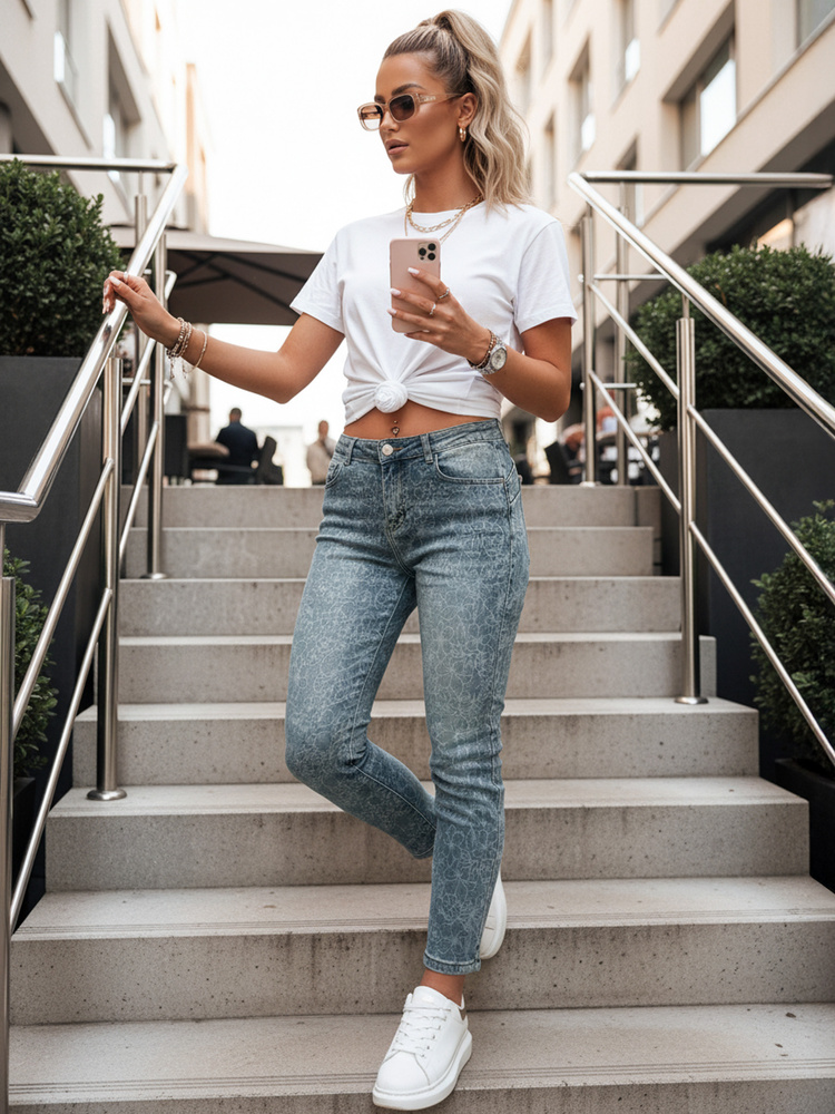 Spodnie damskie jeansowe slim fit z paskiem FLORAJIN niebieskie Dstreet