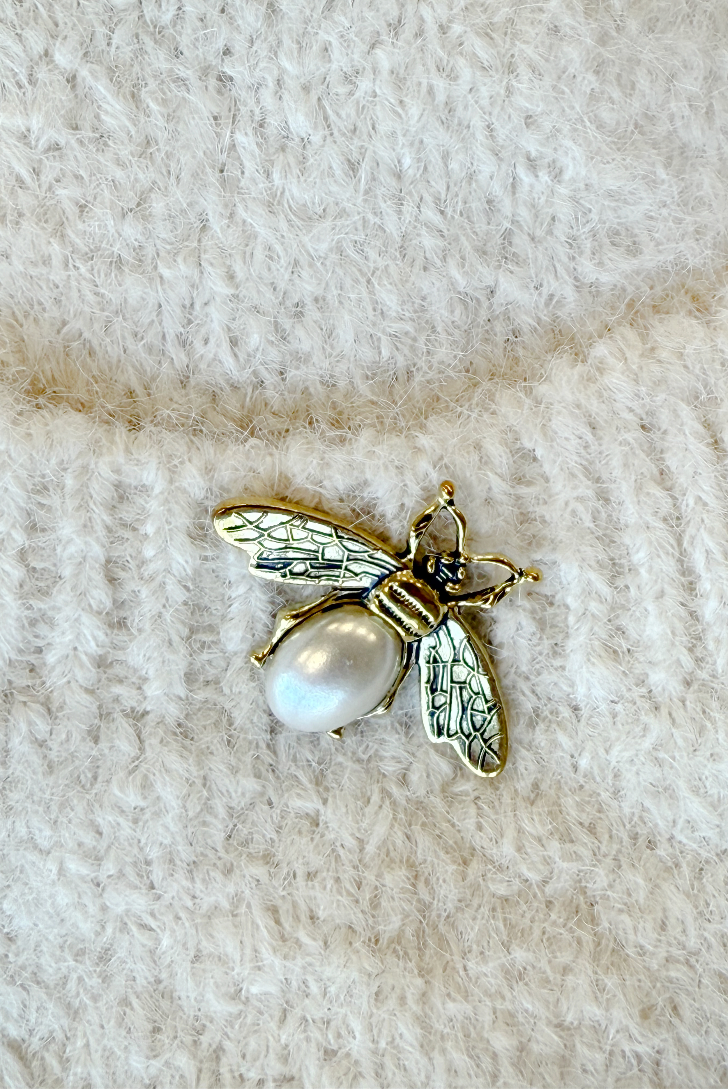 628-1 Fashionable oversized cardigan with a decorative brooch and practical pockets - beige