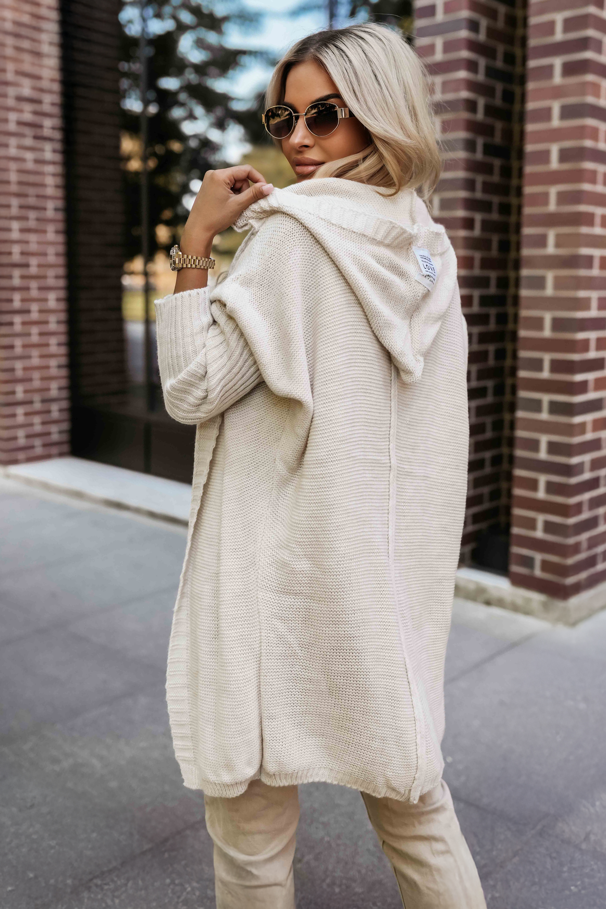 629-1 Comfortable oversized cardigan with a hood and a stylish patch - beige