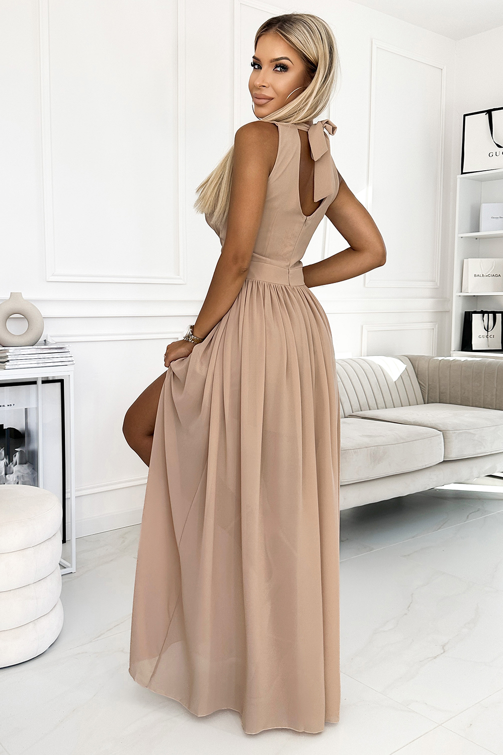 Long dress with neckline and tie Numoco